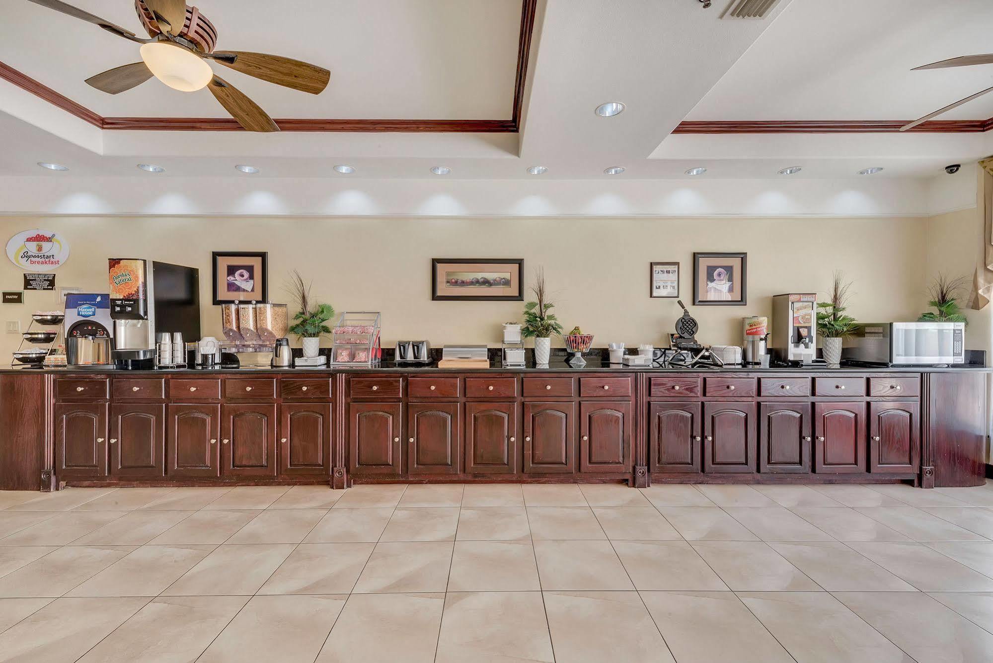 Super 8 By Wyndham Hidalgo At La Plaza Mall & Mcallen Airport Екстер'єр фото