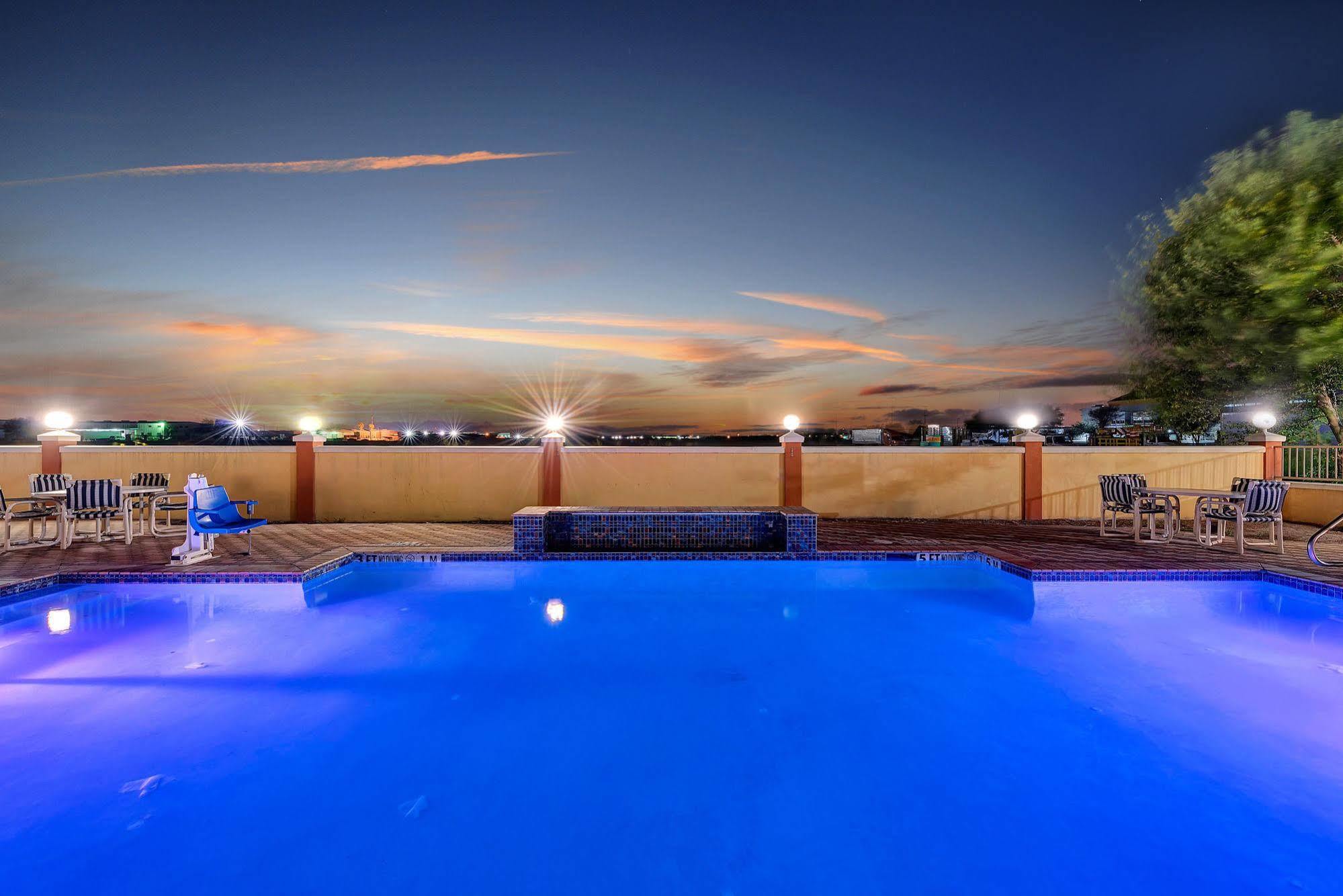 Super 8 By Wyndham Hidalgo At La Plaza Mall & Mcallen Airport Екстер'єр фото